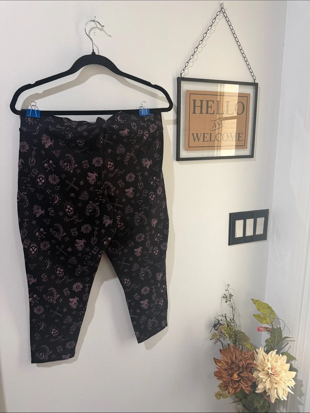 torrid Black Skull & Crossbones Print Capri Leggings